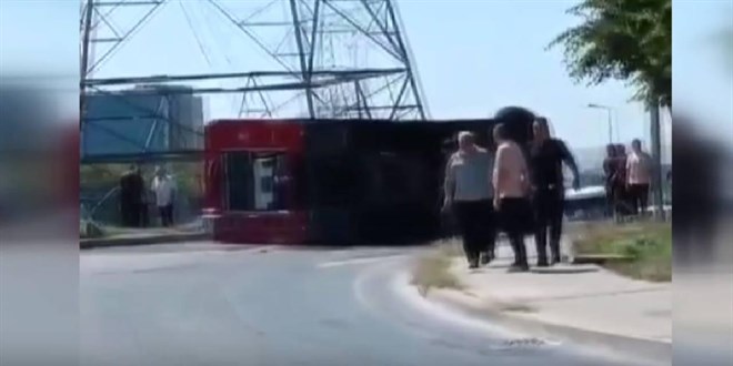 Esenler'de yangına giderken devrilen itfaiye aracındaki 2 personel yaralandı