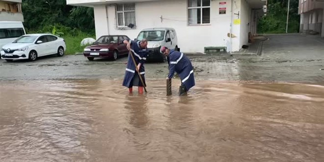 Rize'de iddetli yalarn ardndan 16 konutun nakline karar verildi