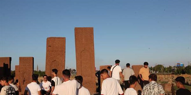 Ahlat Selçuklu Meydan Mezarlığı'nda Malazgirt Zaferi yoğunluğu