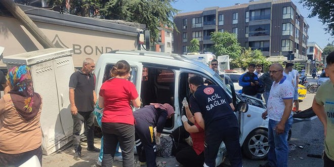 Hafif ticari araçla otomobil, kavşakta çarpıştı: 1'i bebek, 5 yaralı