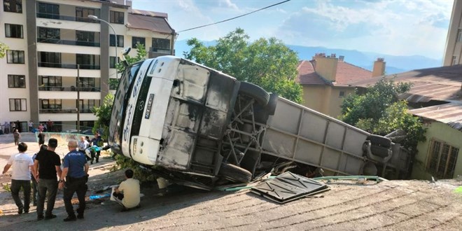 Karaman'da tur otobüsü devrildi: 3'ü ağır 26 kişi yaralandı