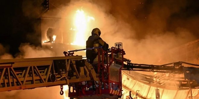 Ankara'da korkutan yangın! Zincir market kullanılamaz hale geldi