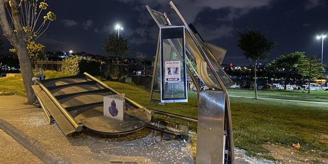 İETT otobüsü durağa daldı: Şoför kaçtı!