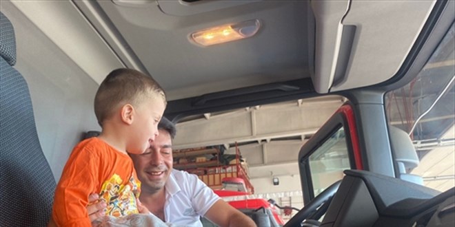 Isparta'da sondaj kuyusundan kurtarılan çocuk, itfaiye ekiplerini ziyaret etti