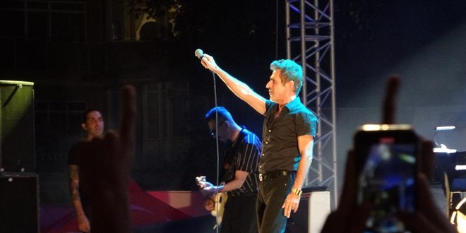 Teoman basın mensuplarını konserinden kovdu