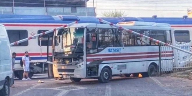 İzmir'de tren hemzemin geçitte midibüsle çarpıştı