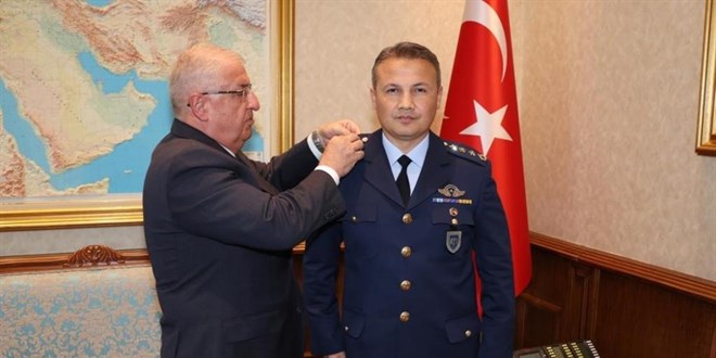 Bakan Güler, uzaya gidecek ilk Türk pilotuna rütbesini taktı