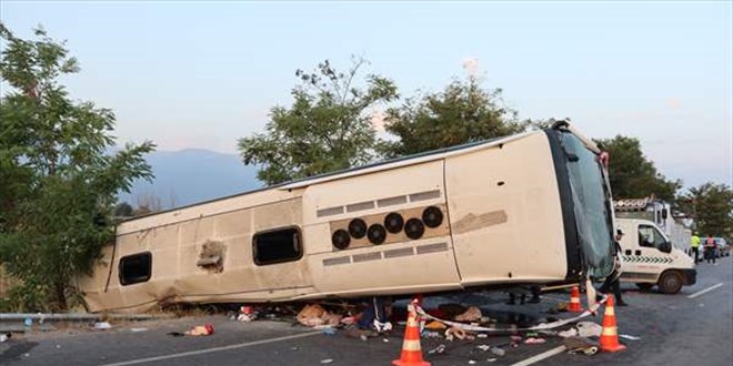 Kum yüklü kamyonun çarptığı otobüsteki 6 kişi öldü
