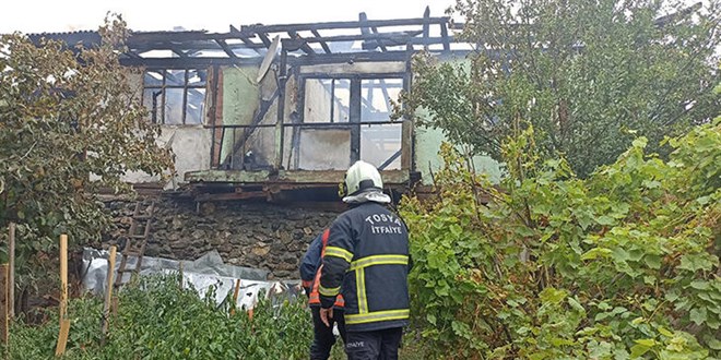Çocukların kibritle oynarken çıkardığı yangında ev kullanılamaz hale geldi