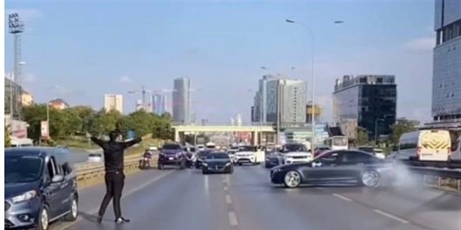 Düğün konvoyundaki araçlar otobanda yol kesip drift attı
