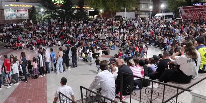 Karabük'te Türkiye-Sırbistan final maçı meydana kurulan dev ekrandan izlendi