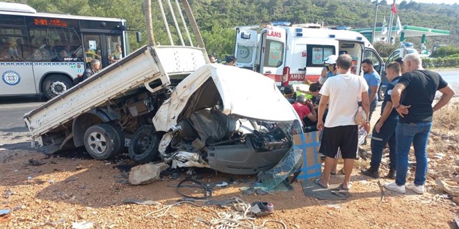 Su kanalına giren kamyonet hurdaya döndü: 1 ölü, 1 yaralı