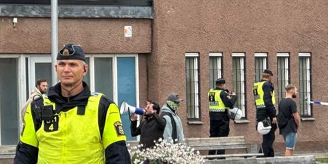 Irak asıllı Momika, Stockholm Büyükelçiliği önünde Kur'an-ı Kerim yakmaktan vazgeçti