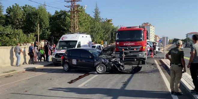 Trafik kazasında 2'si polis 3 kişi yaralandı
