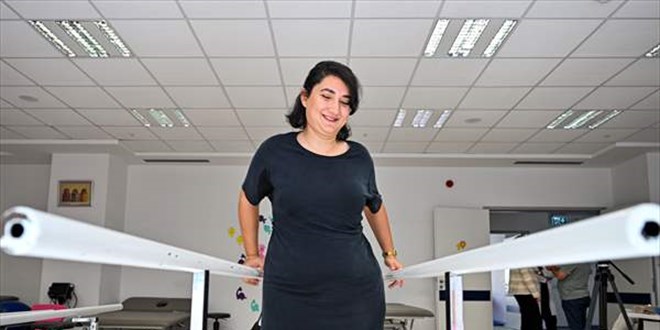 Depremde sevdiklerini kaybeden Makbule öğretmen, proteziyle yeni bir yaşama başlıyor