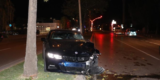 İzmir'de otomobille çarpışan motokurye hayatını kaybetti