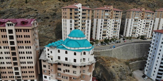 6 katlı apartman cami görenleri hayrete düşürüyor