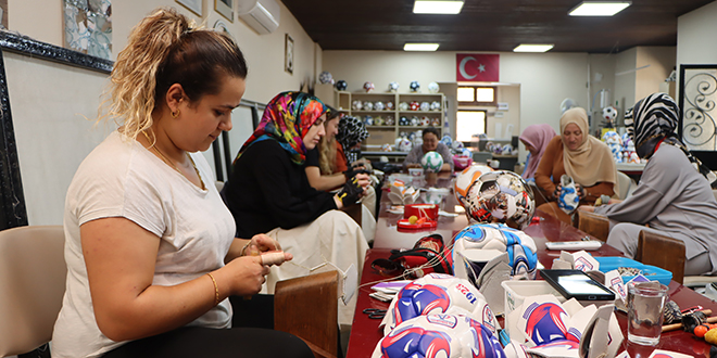 Futbol topu Manisalı kadınlara ek gelir kaynağı oldu