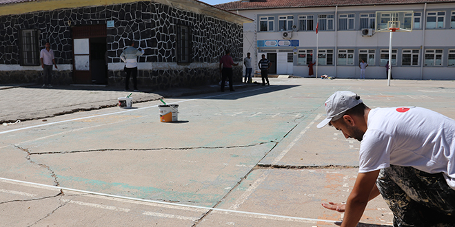 Çocukların temiz ortamda eğitim alması için öğretmen ve veliler kolları sıvadı