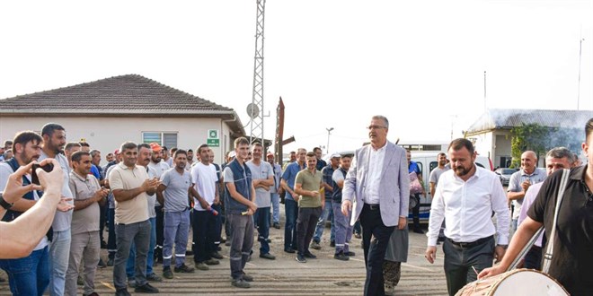 En düşük maaş 18 bin TL oldu, işçiler davul zurna ile kutladı