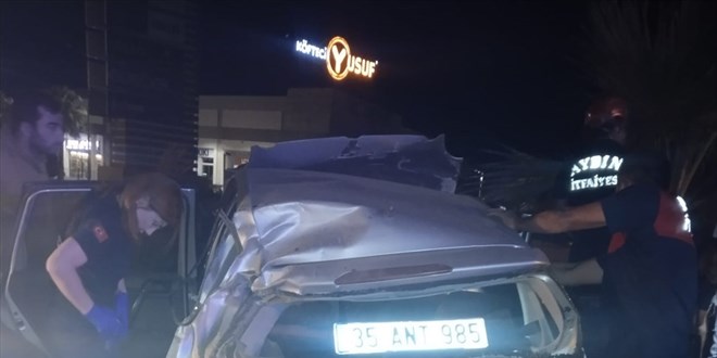 Aydın'da aydınlatma direğine çarpan otomobildeki 1 kişi öldü, 3 kişi yaralandı