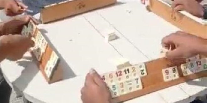 Düğün konvoyunun önünün kesmek için yola okey masası kuranlara para cezası