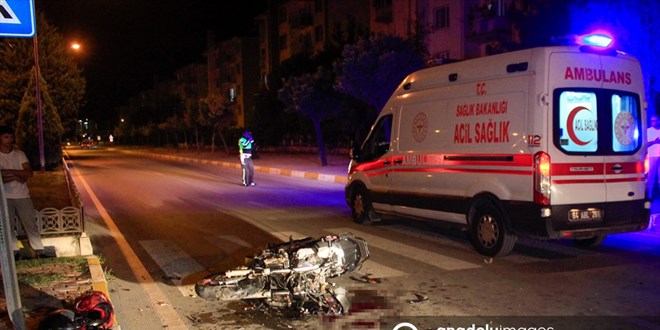 Uşak'ta kamyonetle motosikletin çarpıştığı kazada 2 kişi öldü
