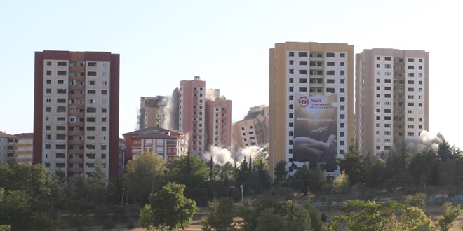 15 katlı 9 bina aynı anda patlayıcıyla yıkıldı
