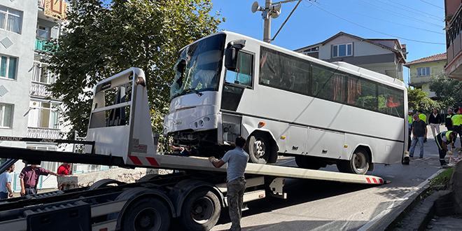 İşçi servis aracının çarptığı anne ve kızı öldü, 6 kişi yaralandı