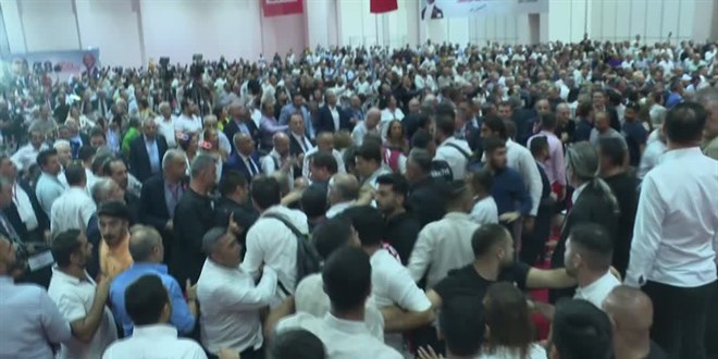 CHP İzmir İl Kongresi'ne arbede yaşanması üzerine ara verildi