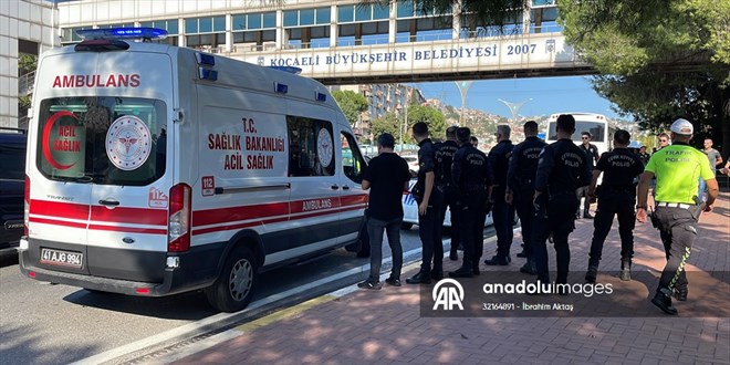 Zincirleme trafik kazasında 5 polis memuru yaralandı