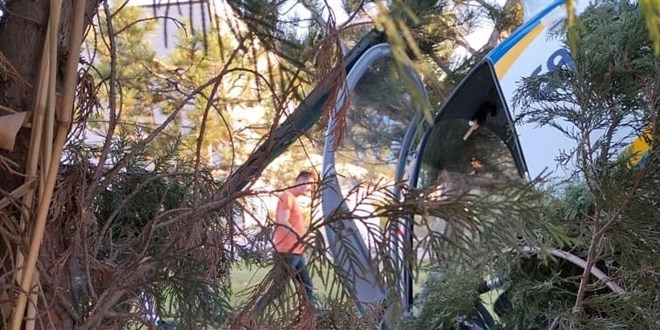 İniş sırasında ağaçlara takılan helikopter düştü