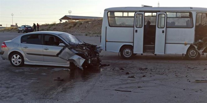 Ankara'da işçi servisi otomobille çarpıştı: 15 yaralı