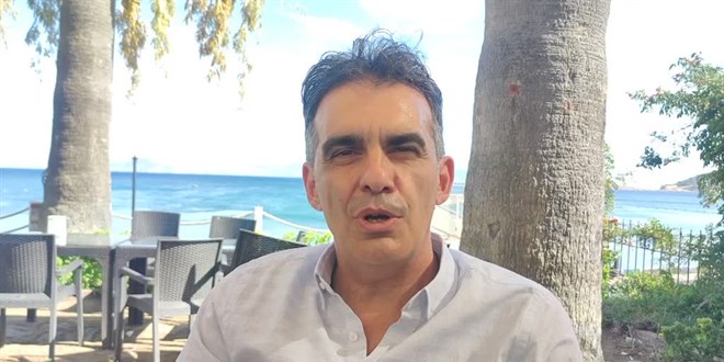 Doktorların kurduğu müzik grubu, Datça'da sokak hayvanları için sahne aldı