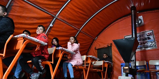 Deprem bölgesinden 104 öğrenci Darüşşafaka'da eğitime başladı