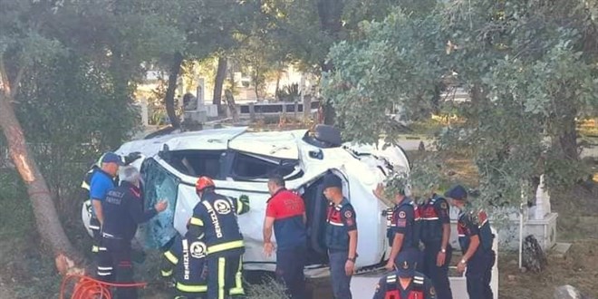 Motosiklet ile çarpışan otomobil mezarlığa uçtu: 2 ölü, 1 yaralı