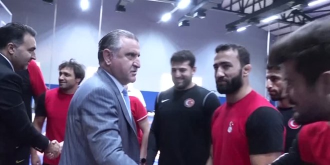 Bakan Bak, Grekoromen Güreş Milli Takımı kampını ziyaret etti