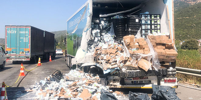 İki tır ve otobüsün karıştığı kazada 2 kişi öldü, 4 kişi yaralandı