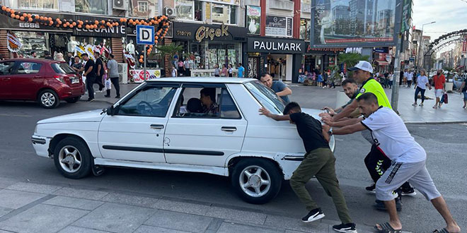 Yolda kalan aracı kenara iterek trafiği açan polis övgü aldı