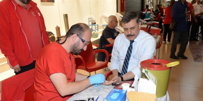 40. kan bağışını yapan Vali Çiftçi'ye altın madalya