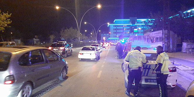 Kaza yapan sürücü, yoldan geçen genç tarafından bıçaklandı