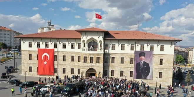 Instagram'da 100 bin takipçiye ulaşan ikinci valilik