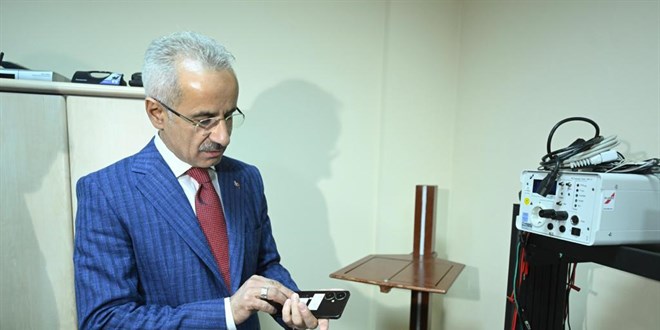 Bakan Uraloğlu, cep telefonu test merkezini inceledi