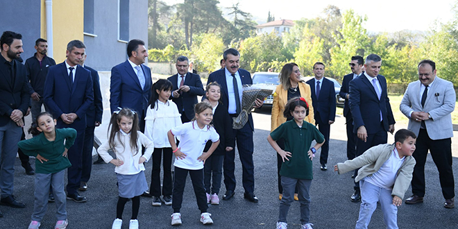 Bakan Tekin öğrencilerle egzersiz yaptı, 'kutu kutu pense' oynadı