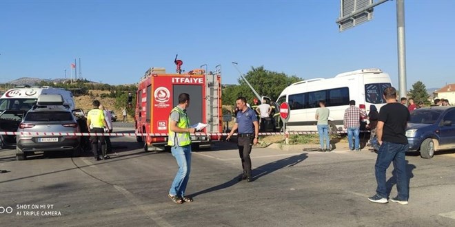 Kontrolden çıkan okul servisi, iki araca çarptı: 7'si öğrenci 8 yaralı