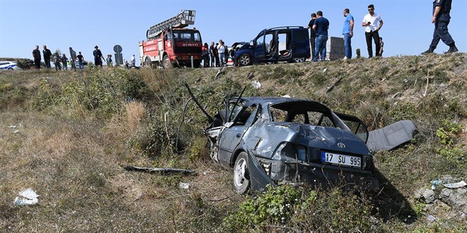 Çanakkale'de iki araç çarpıştı: 2 ölü, 5 yaralı