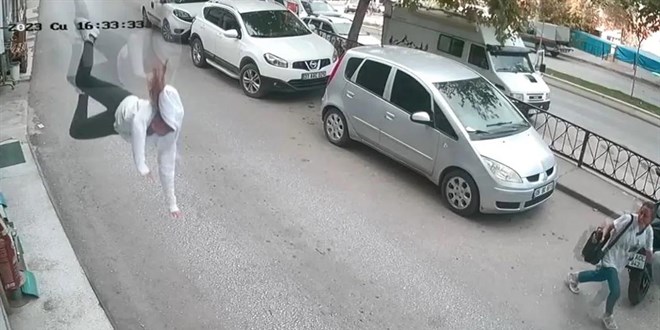 Kastamonu'da genç kızın 3. kattan düşme anı güvenlik kamerasına saniye saniye yansıdı