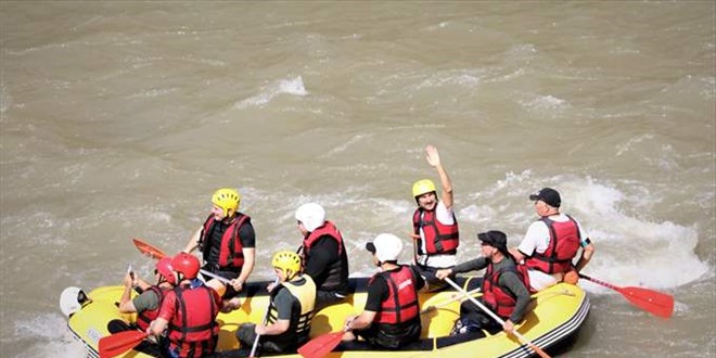 Erzincan Valisi Aydoğdu, Karasu Nehri'nde rafting yaptı
