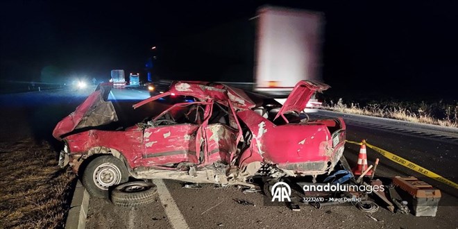 Yolcu otobüsü ile otomobilin çarpıştığı kazada 2 kişi öldü