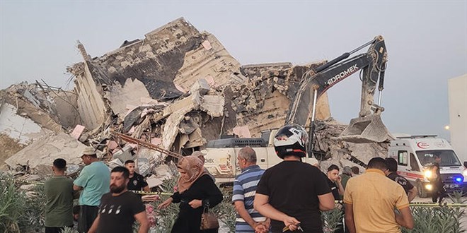 Ağır hasarlı bina yıkım sırasında iş makinesinin üzerine devrildi; operatör öldü, 3 yaralı